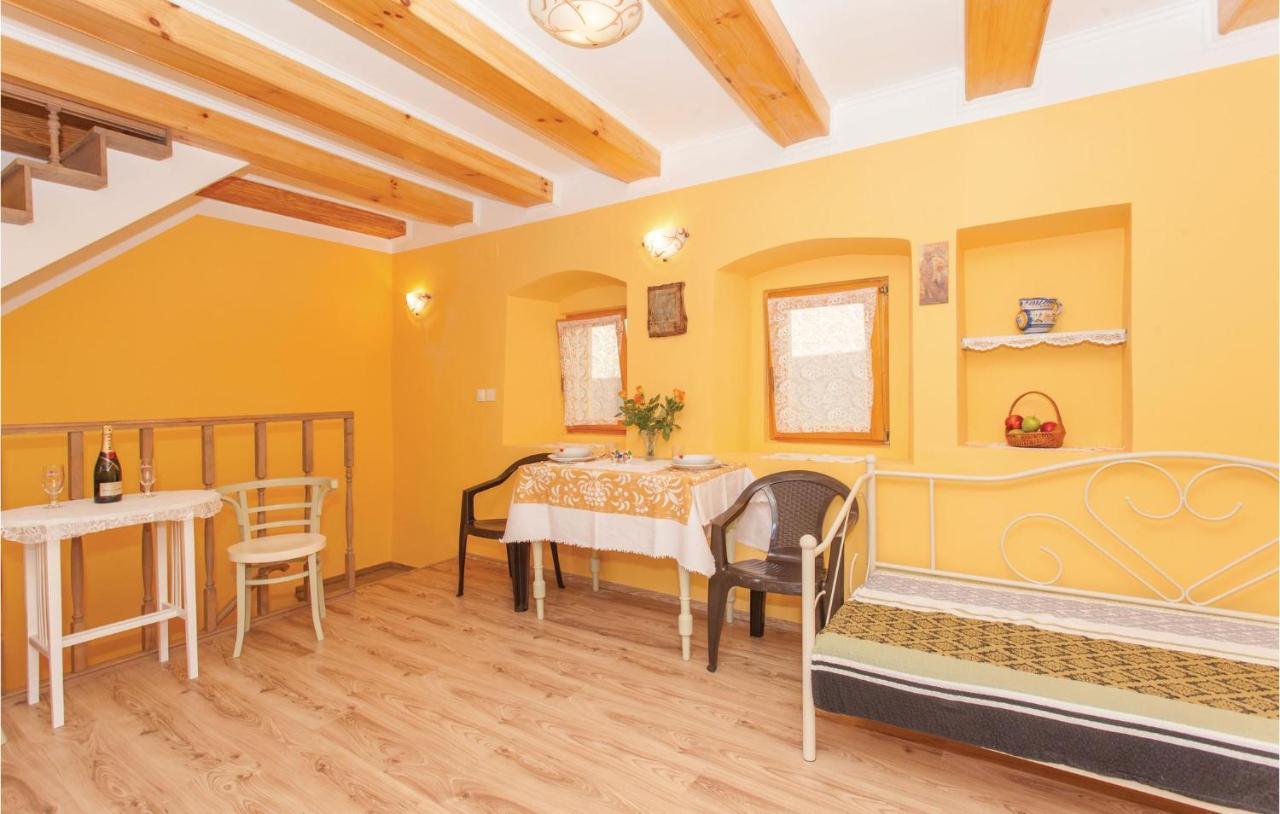 1 Bedroom Beautiful Apartment In Omišalj Kültér fotó