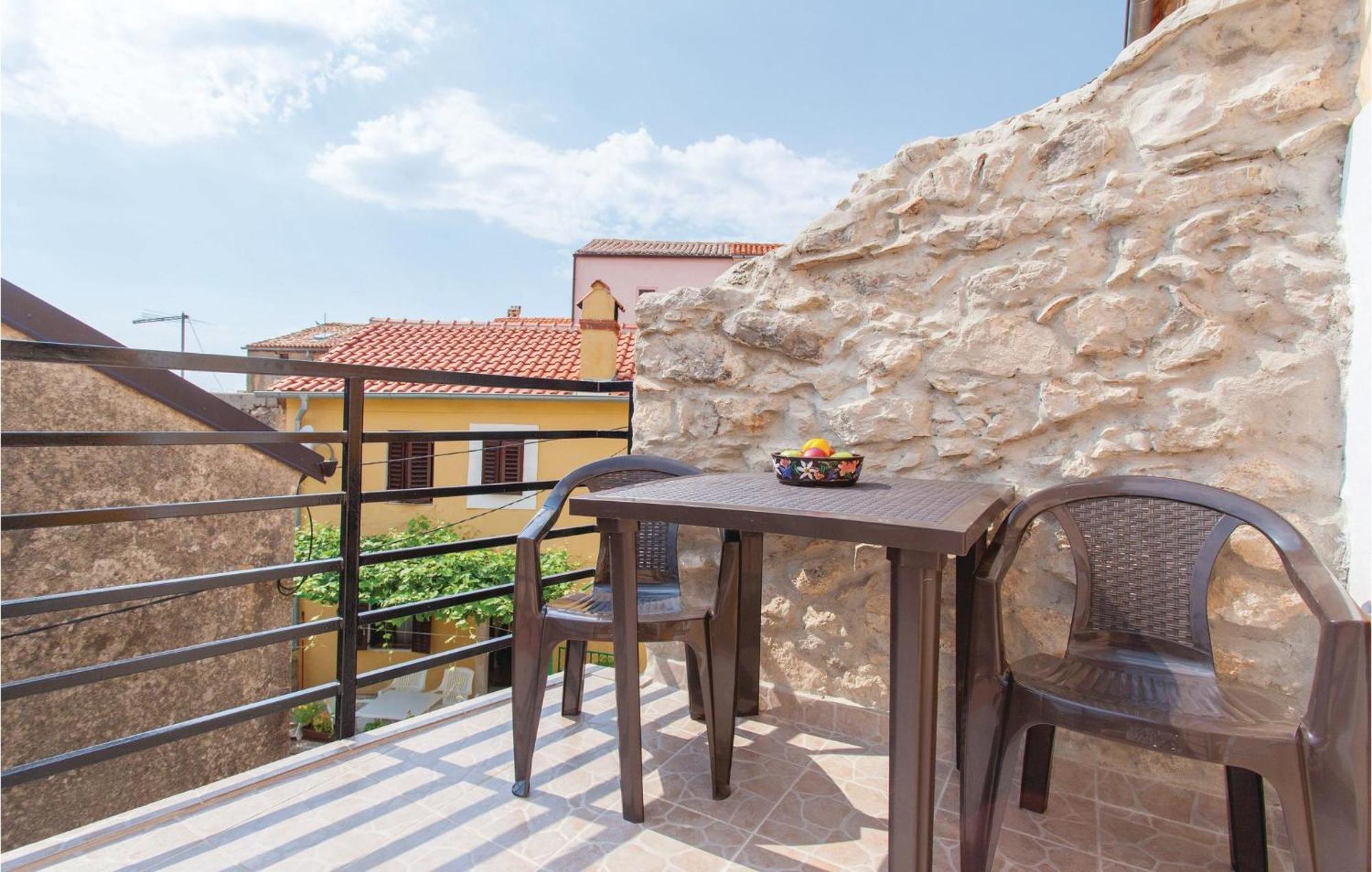 1 Bedroom Beautiful Apartment In Omišalj Kültér fotó